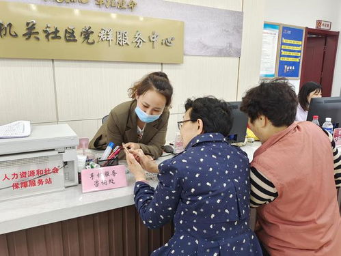 新浦街道機關社區開設手機服務咨詢臺，助力老年人跨越數字鴻溝